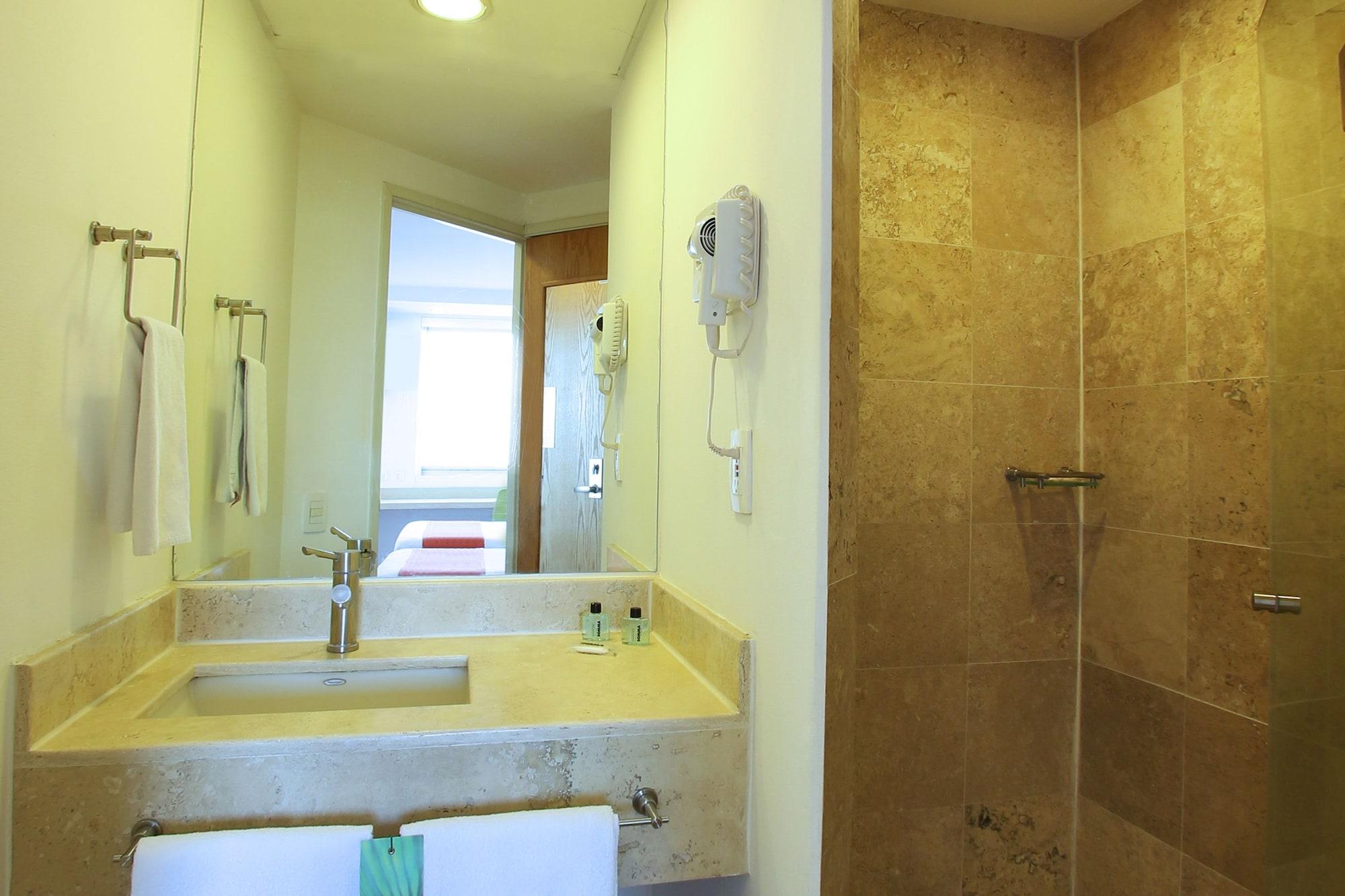 One Queretaro Plaza Galerias Hotel Ngoại thất bức ảnh