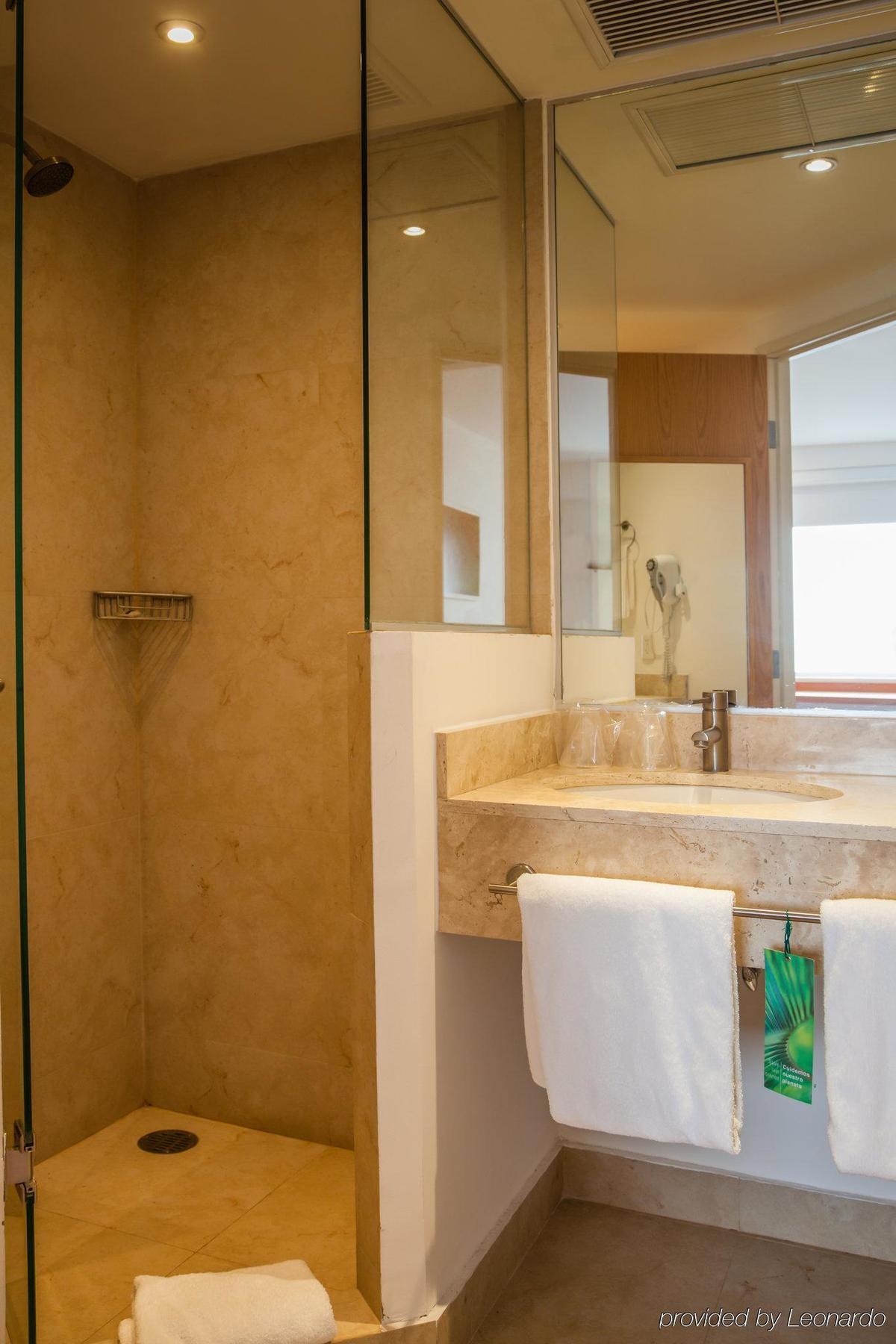 One Queretaro Plaza Galerias Hotel Ngoại thất bức ảnh